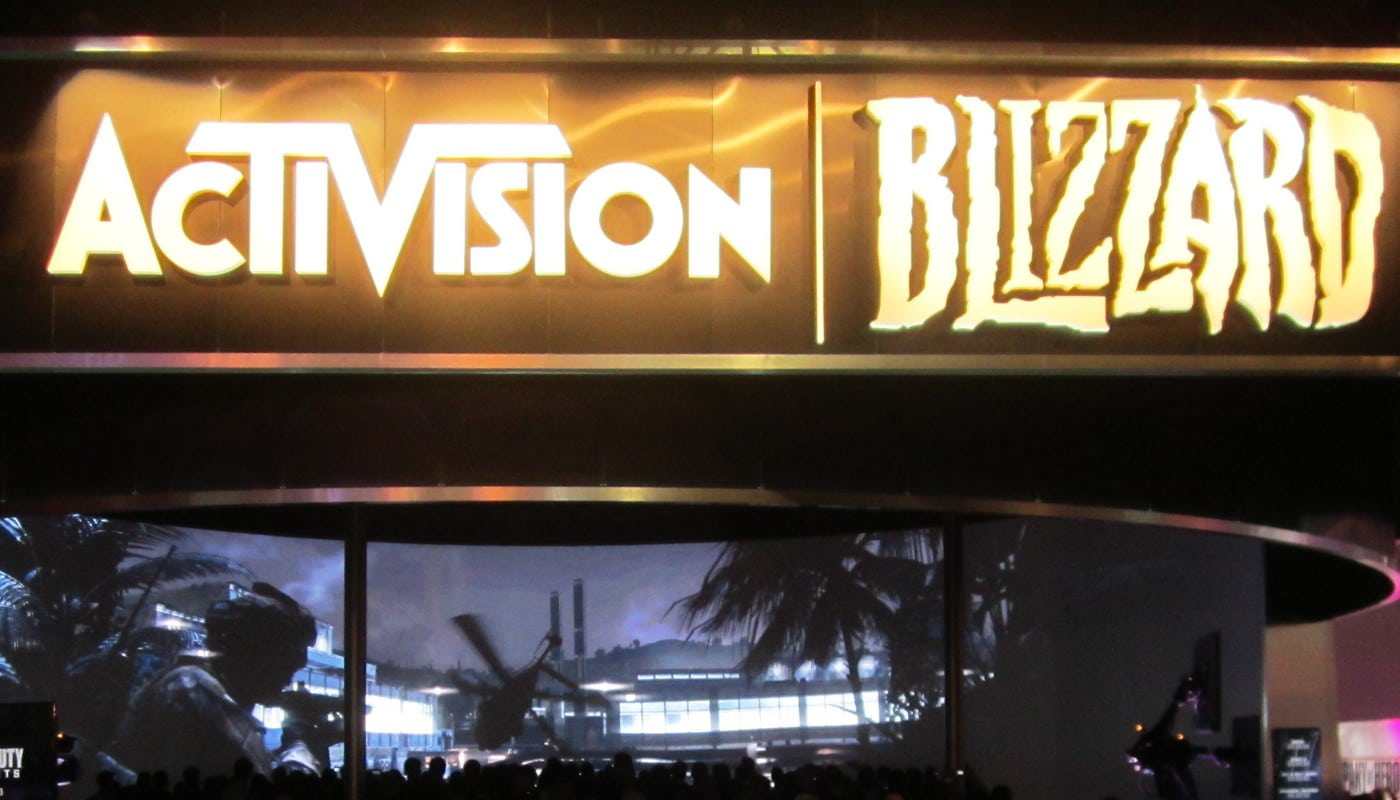 Panneau avec le logo Activision Blizzard, écran avec Call of Duty.
