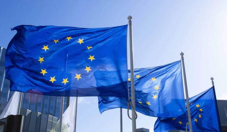 Drapeaux de l'Union européenne flottant dans le vent.