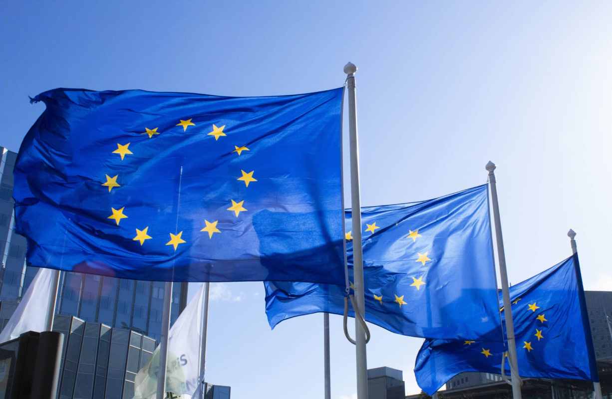 Drapeaux de l'Union européenne flottant dans le vent.