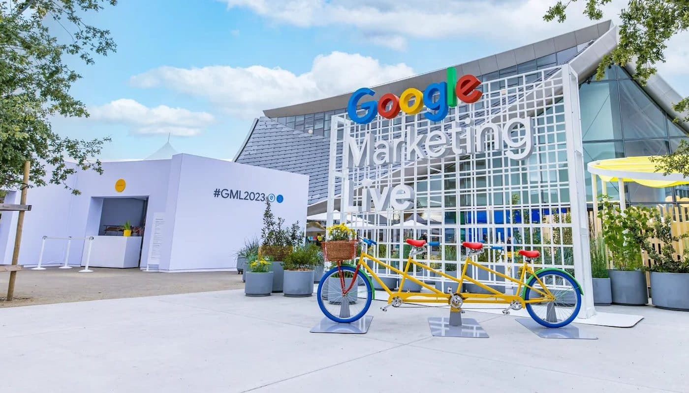 vélos et logo google marketing live devant le bâtiment google