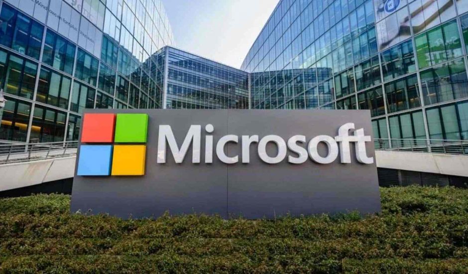 Le logo de Microsoft devant une multitude d'immeubles.