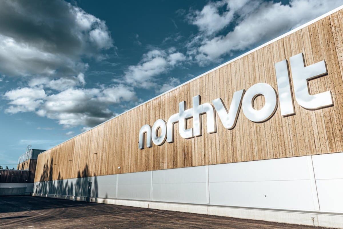 Le logo de Northvolt sur un bâtiment.