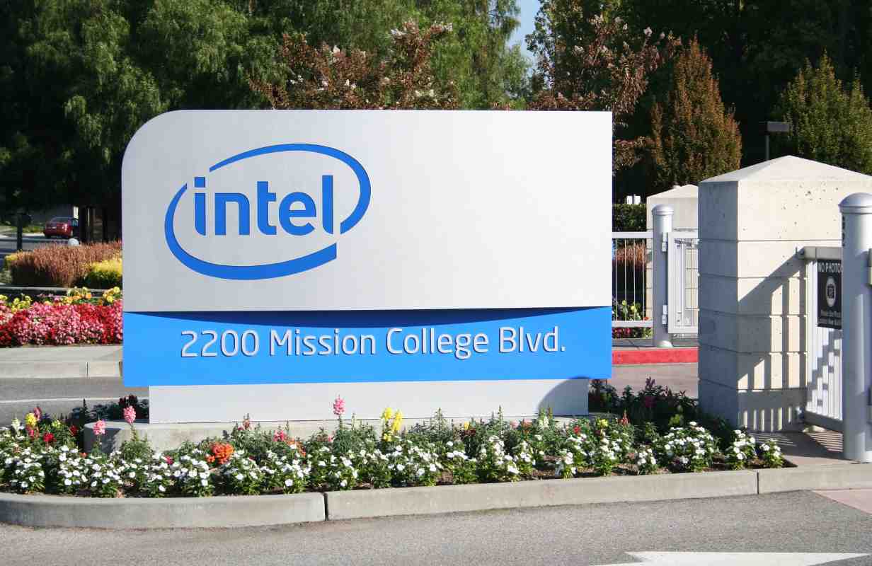 Panneau avec le logo Intel.