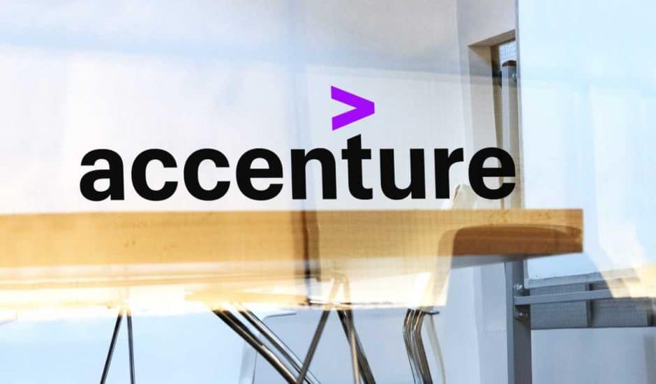 Logo d'Accenture, et un bureau en arrière-plan.