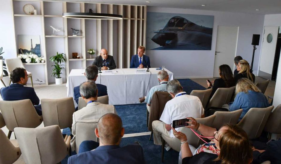 Les dirigeants de Dassault Aviation et Dassault Systems en conférence de presse.