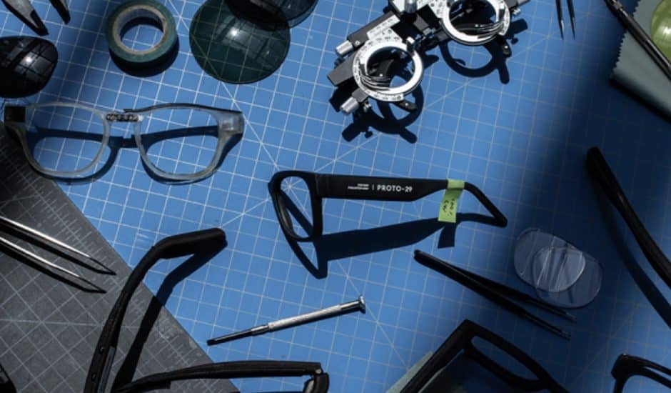 Différentes pièces et accessoires liés au dernier prototype de lunettes d'AR dévoilé par Google.