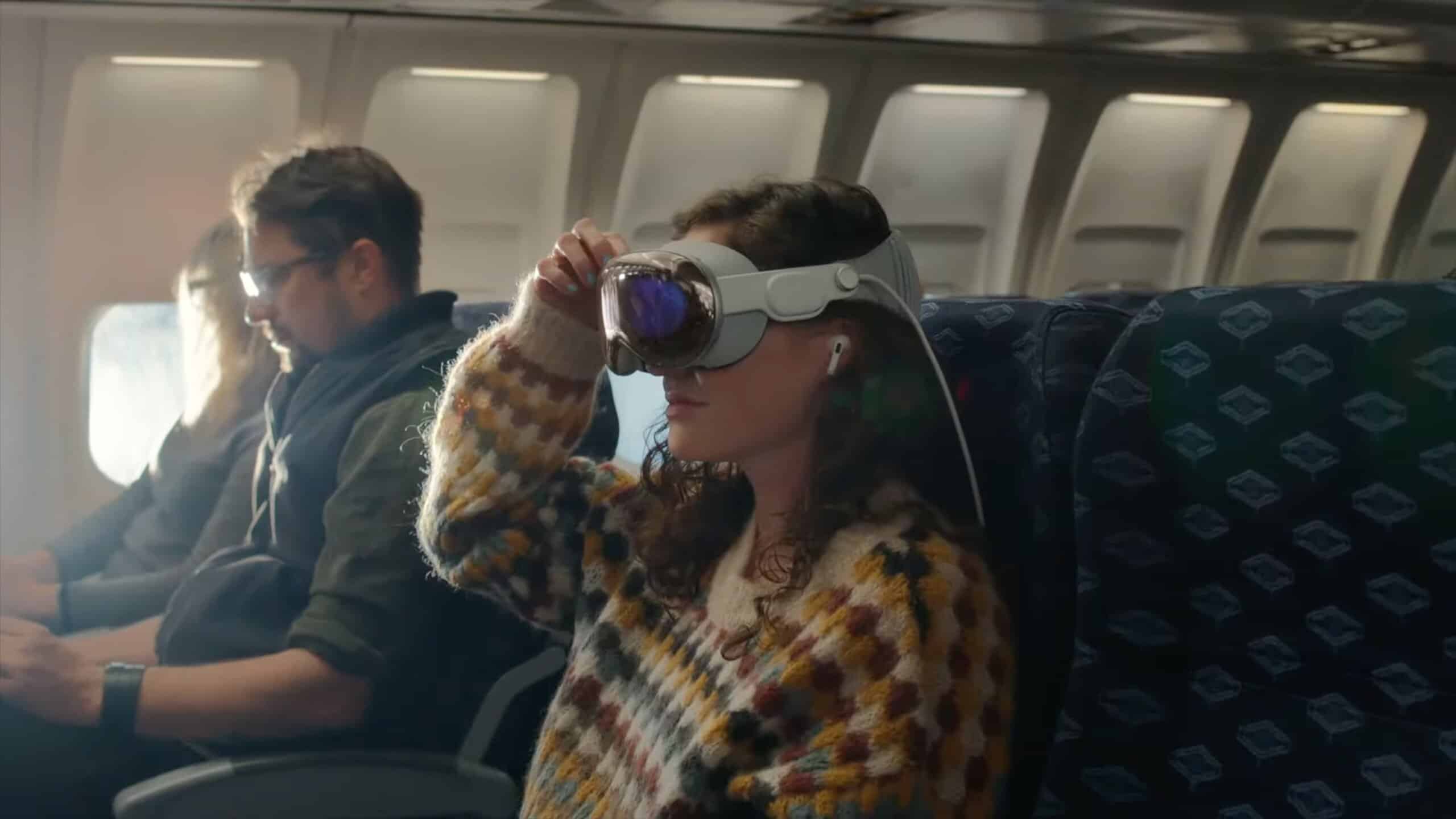 Une femme pourtant un Apple Vision Pro dans un avion