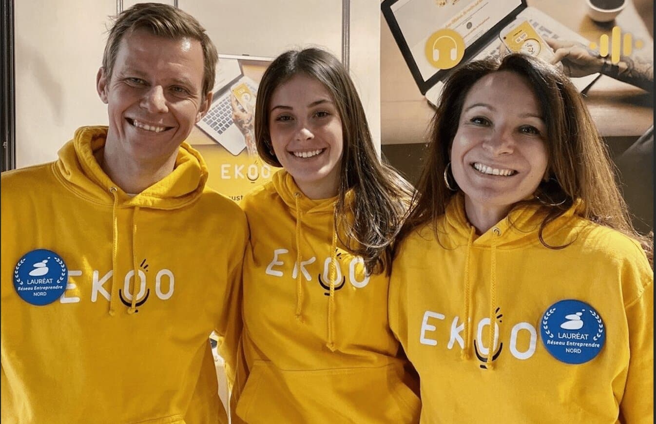 L'équipe d'Ekoo sur VivaTech, ils portent un sweatshirt jaune