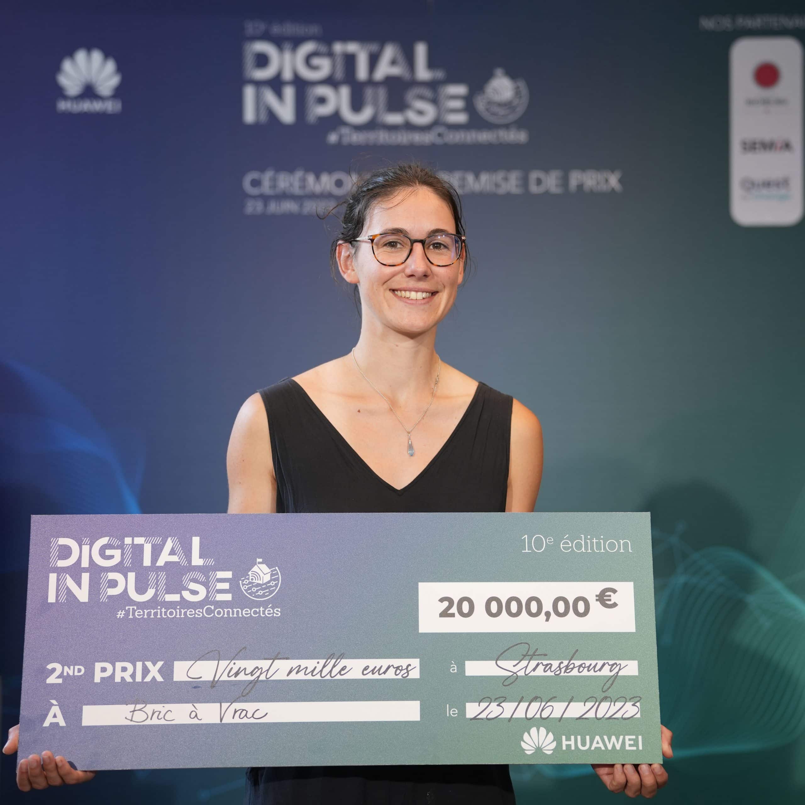 Elise Rey du Boissieu avec son chèque du huawei digital inpulse