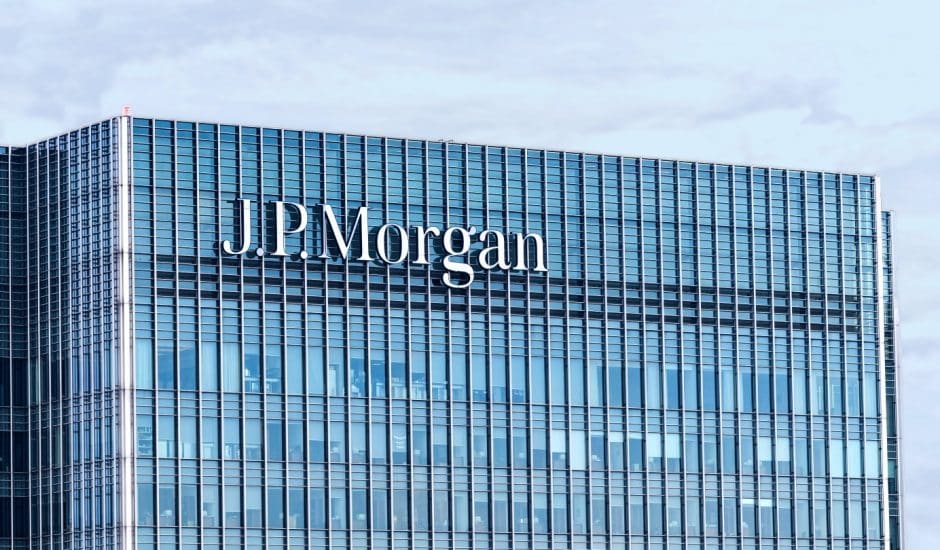Le logo du JPMorgan sur un bâtiment.
