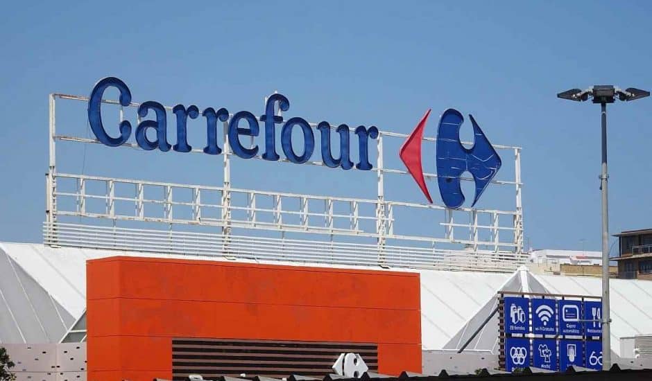 Un hypermarché Carrefour arborant le logo de l'enseigne.