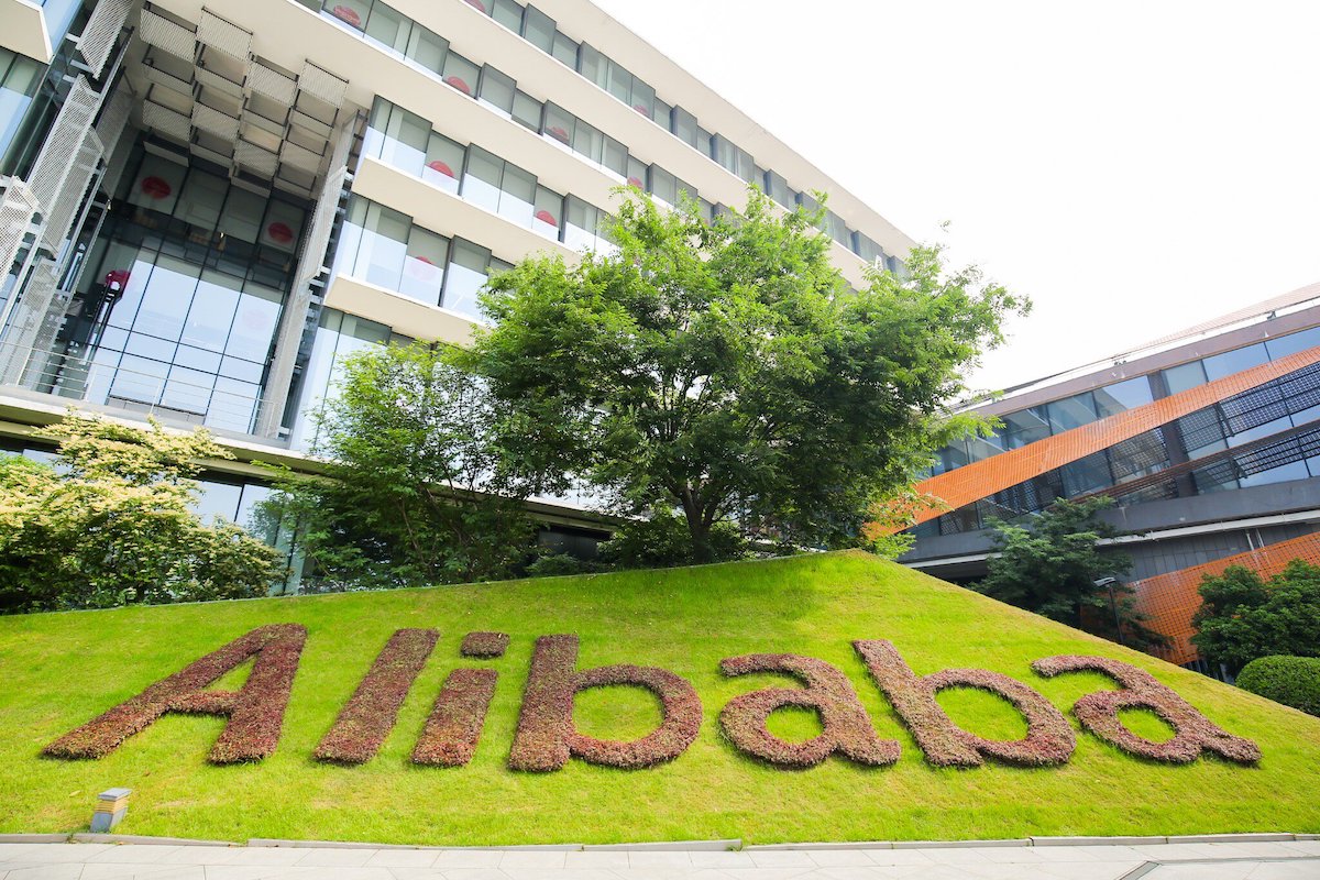 Siège d'Alibaba en Chine avec pelouse écrit Alibaba