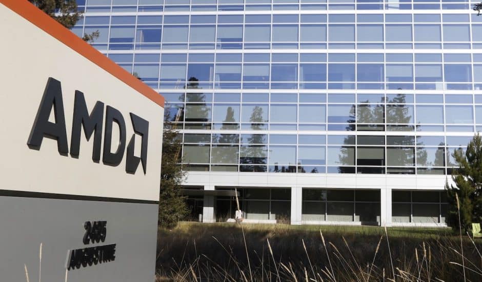 Un immeuble de bureau de l'entreprise AMD, avec leur logo à l'entrée