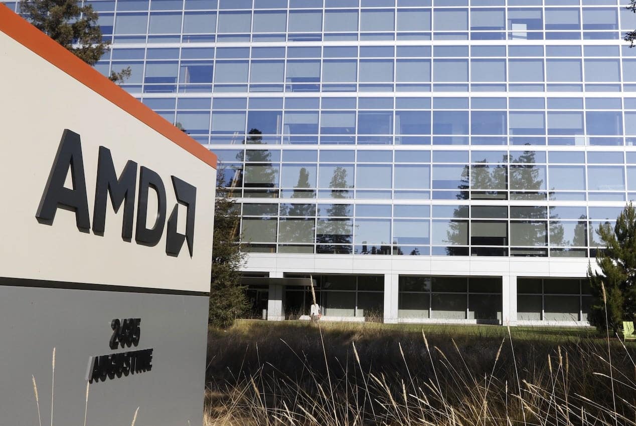 Un immeuble de bureau de l'entreprise AMD, avec leur logo à l'entrée