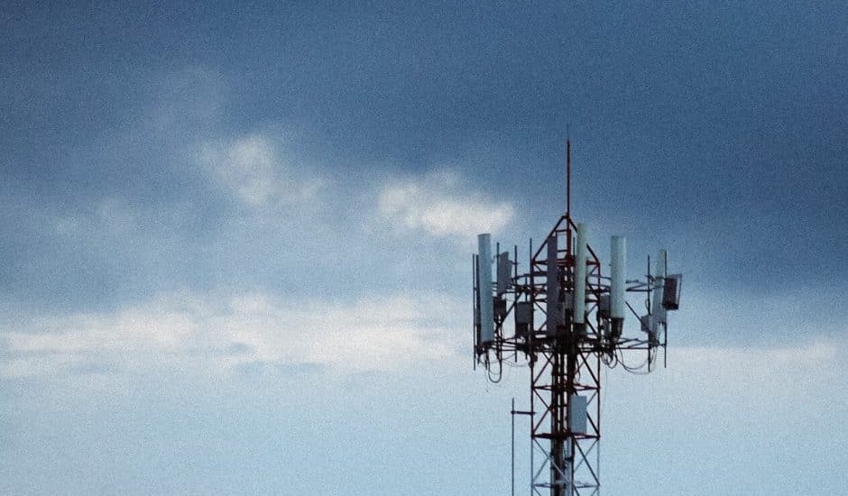 Une antenne relais mobile dans un ciel nuageux