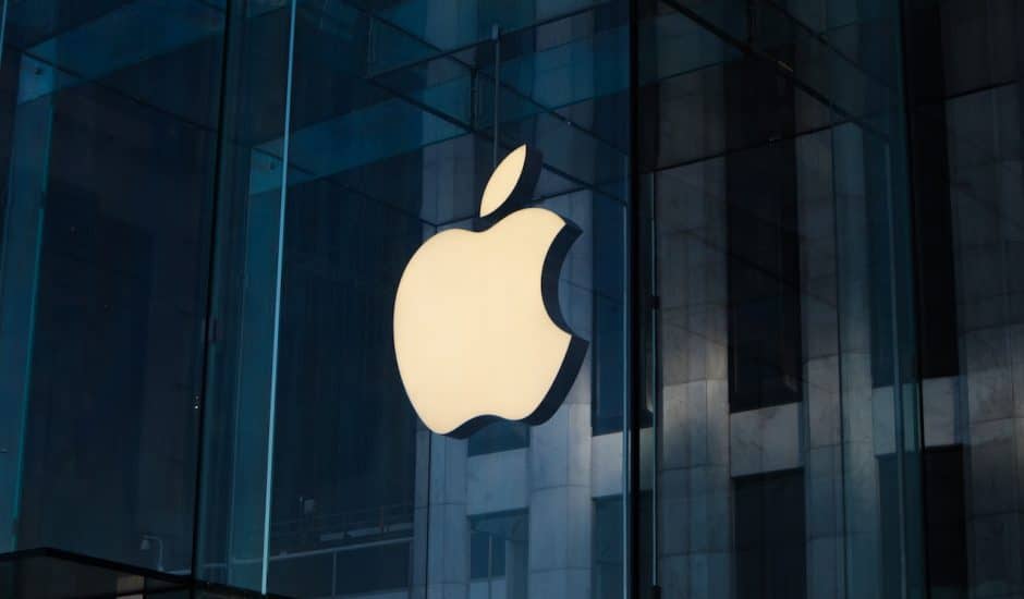 Le logo d'Apple sur un bâtiment vitré