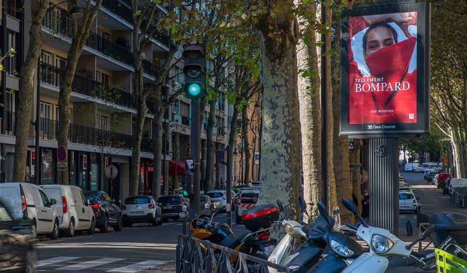 publicité sur panneaux d'affichage clear channel dans une rue parisienne