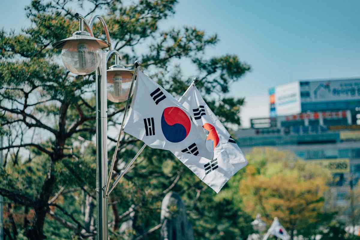 Drapeaux de la Corée du Sud fixés à un lampadaire.