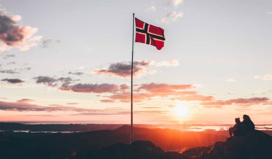 Le drapeau norvégien et un coucher de Soleil.