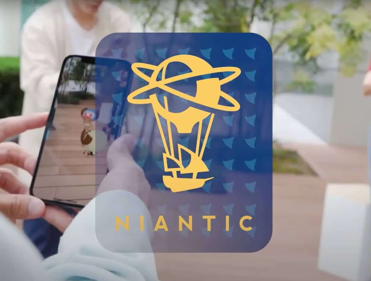 Le logo de Niantic apparaît devant un homme tenant un portable.