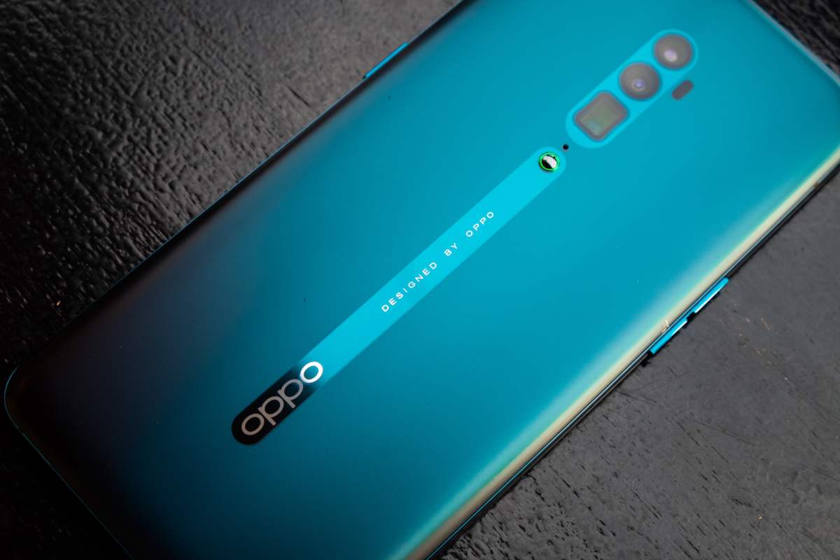 L'arrière d'un modèle de smartphone de la marque Oppo.