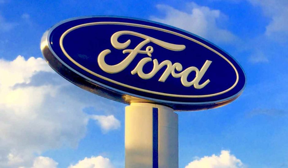 Logo de Ford en haut d'un mât.