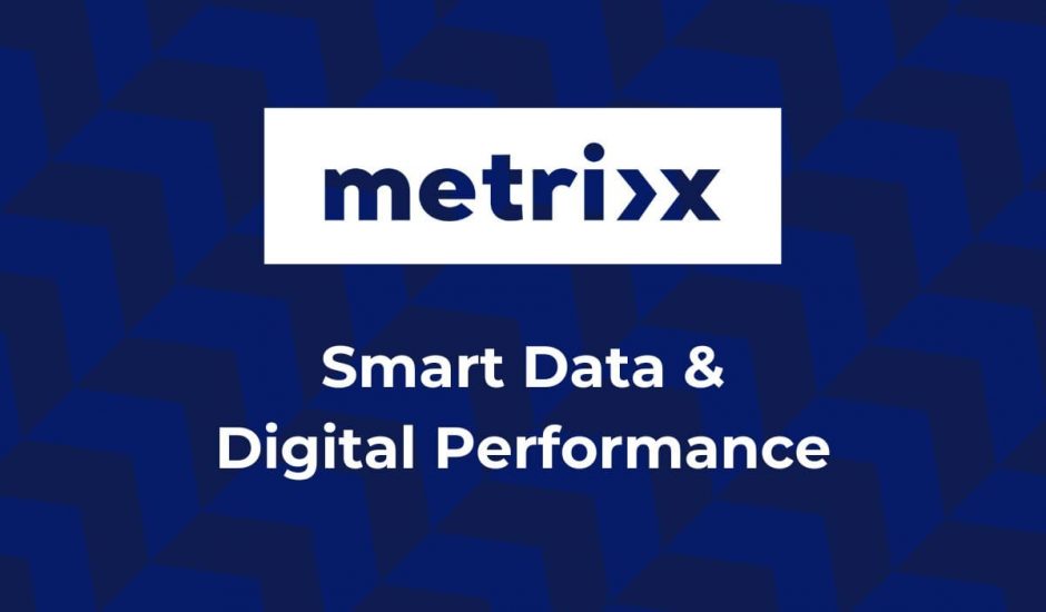 illustration logo metrixx sur fond bleu avec la phrase "smart data & digital performance"