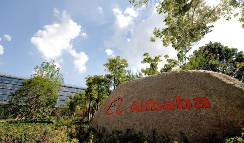un rocher avec le nom et le logo d'Alibaba dans les arbres