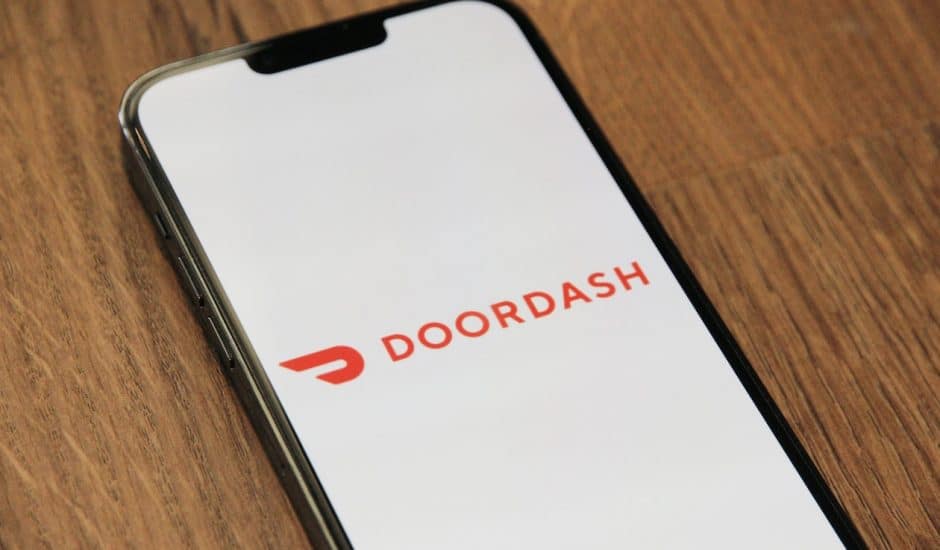 le logo doordash sur un smartphone