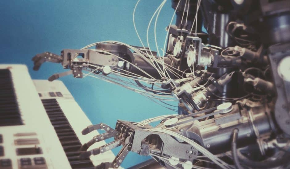 un robot qui joue du piano
