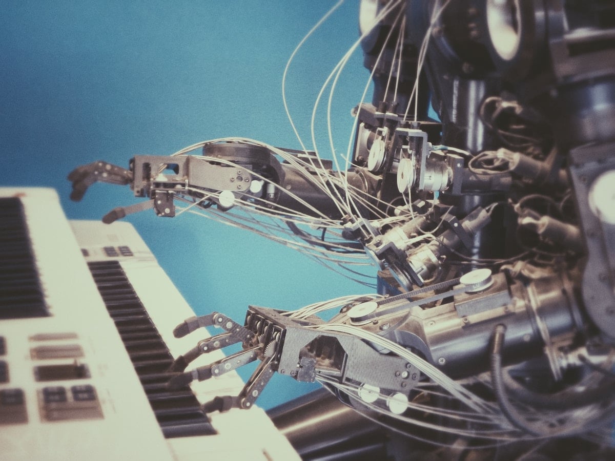 un robot qui joue du piano