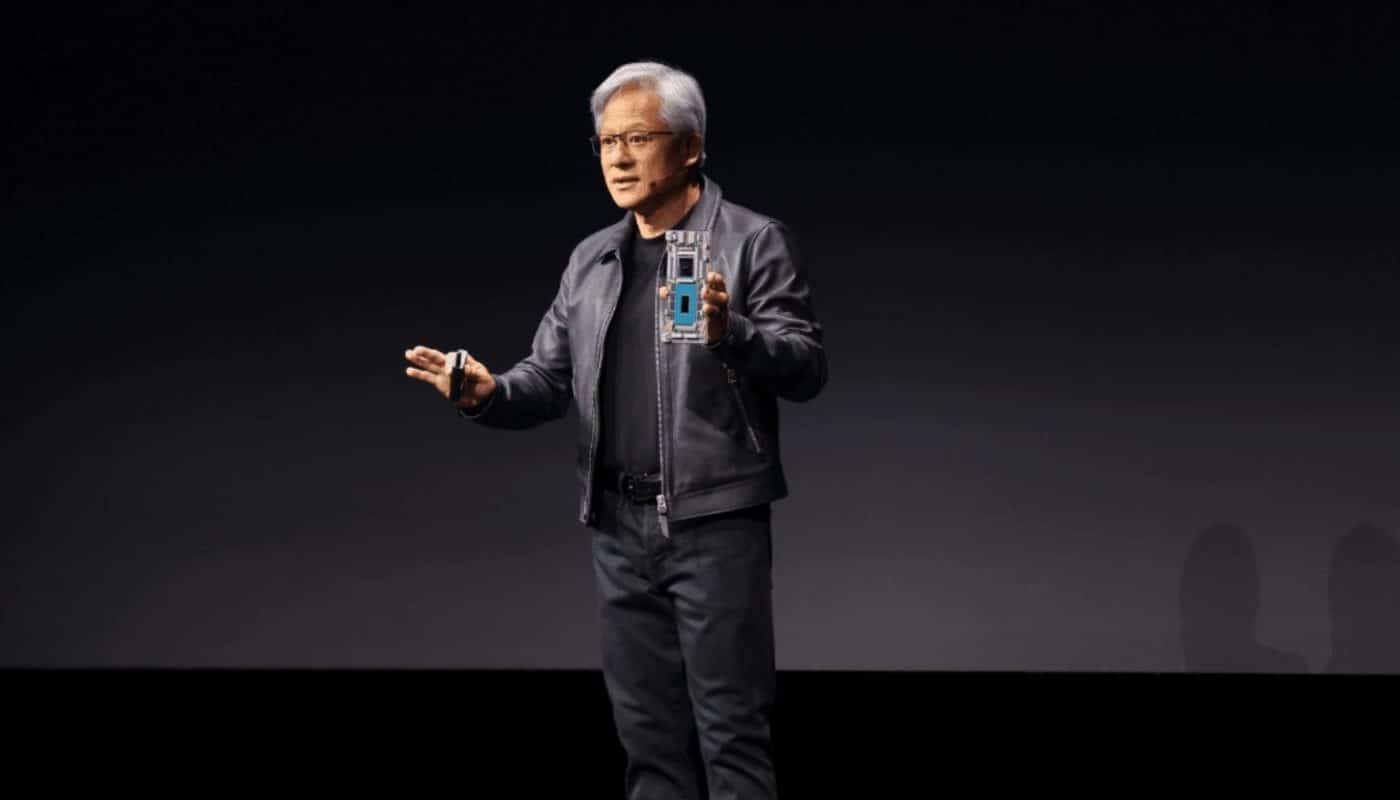 Jensen Huang, PDG de Nvidia, présente son nouveau semi-conducteur.