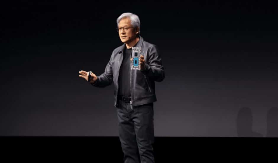 Jensen Huang, PDG de Nvidia, présente son nouveau composant.