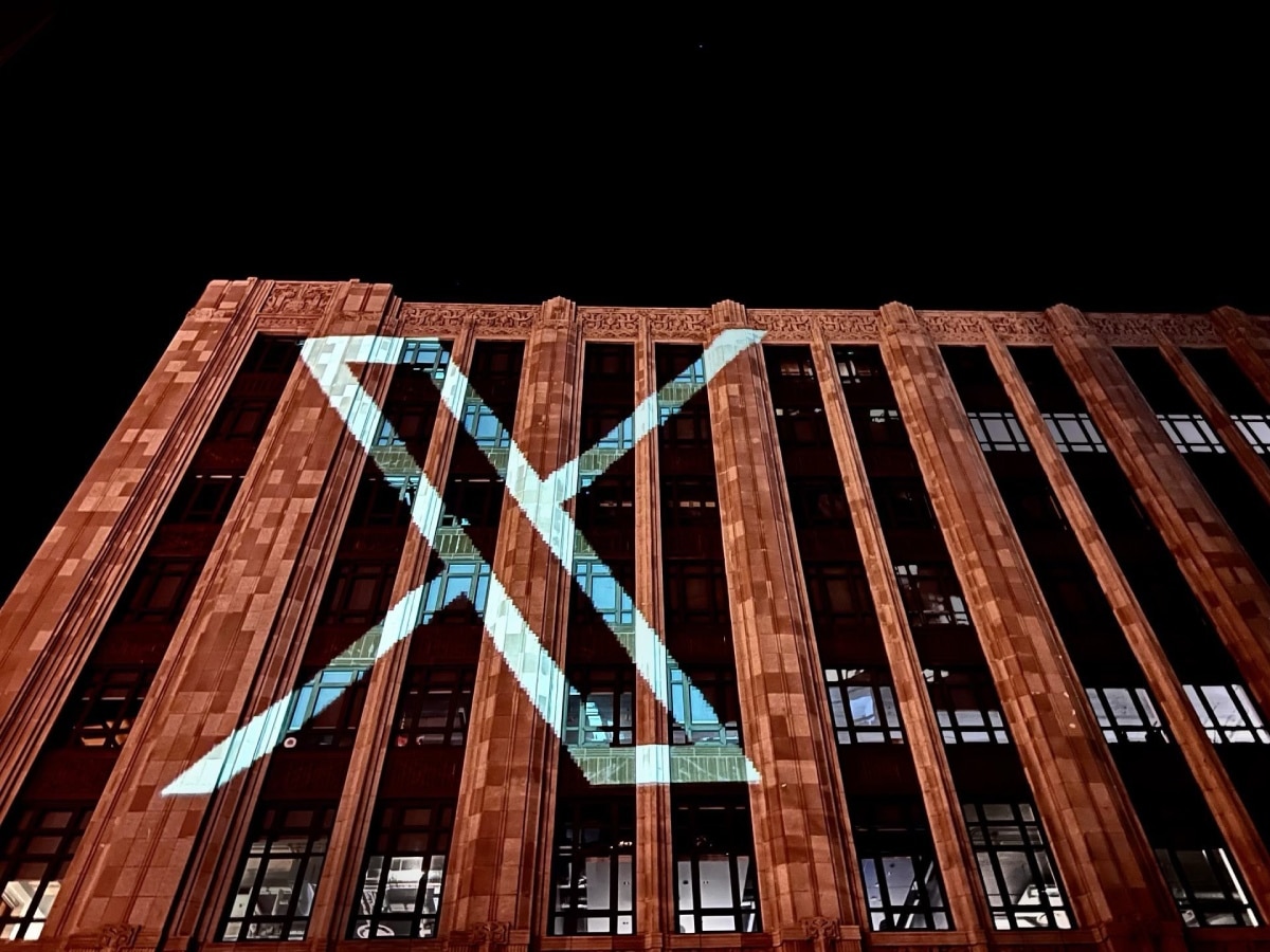 Le logo X sur la façade du siège social de Twitter.