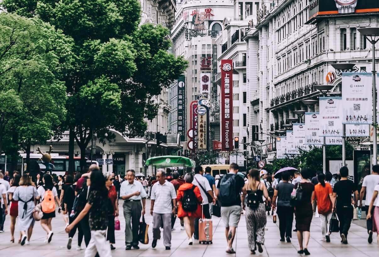 Des gens dans la rue à Shanghai en Chine.