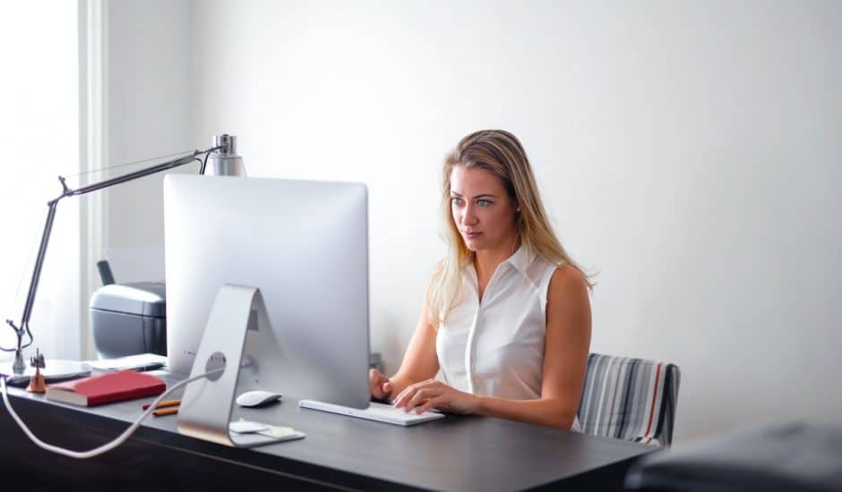 une femme devant son ordinateur à son bureau