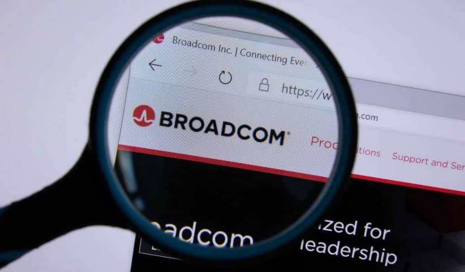 Une loupe grossit le logo de Broadcom.