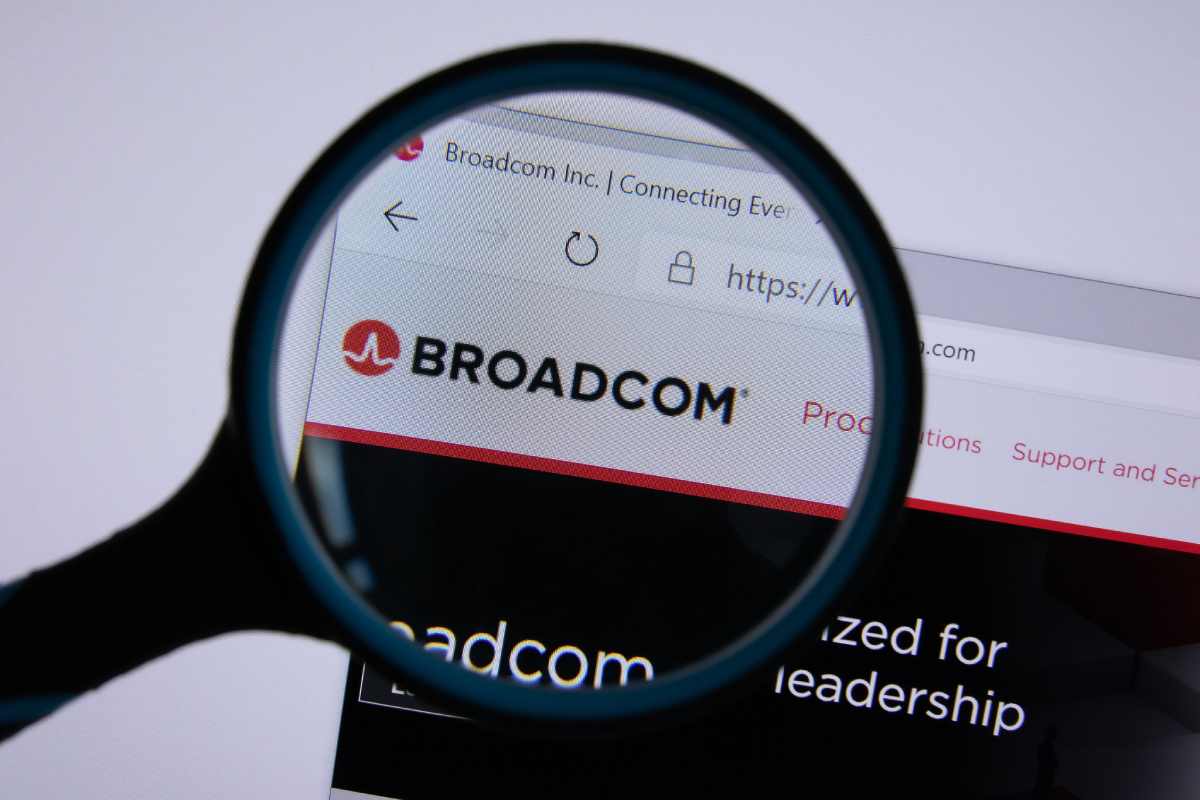 Une loupe grossit le logo de Broadcom.