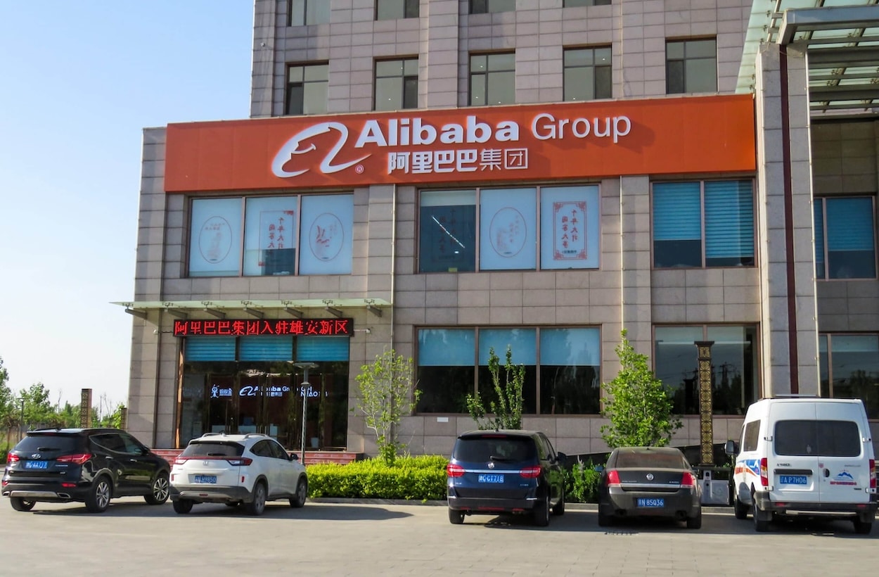 La devanture d'un immeuble de bureaux d'Alibaba.