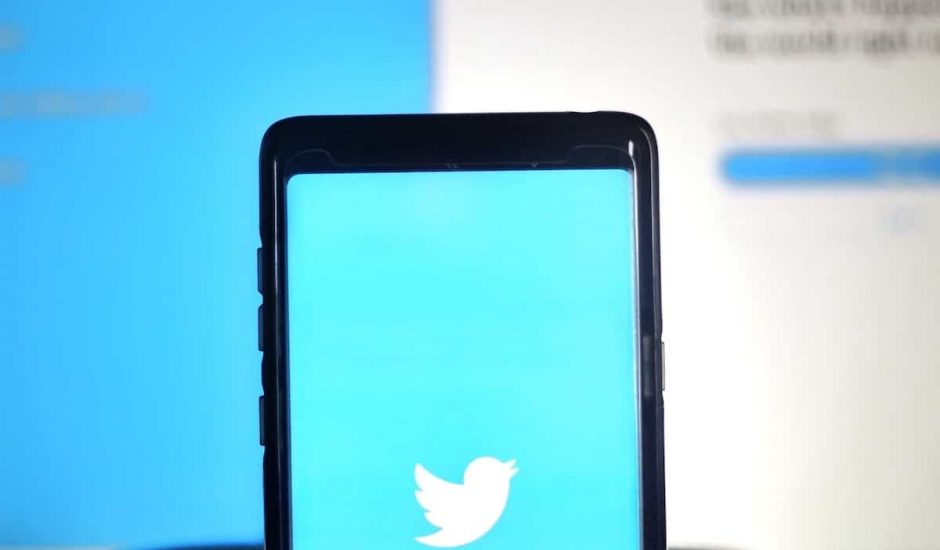 logo de twitter sur un smartphone