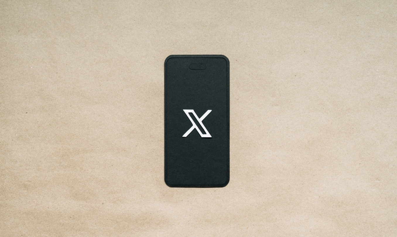 Le logo de X sur un smartphone.