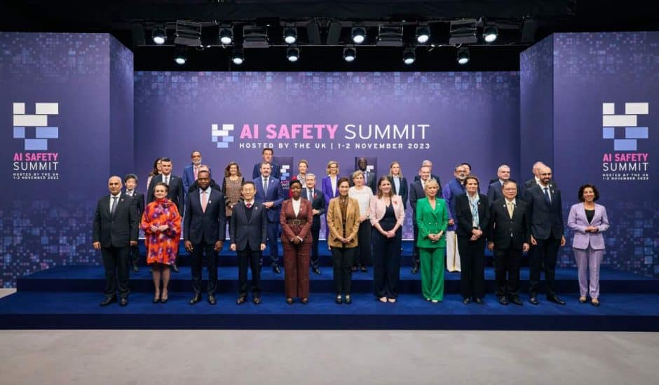 Photographie de certains invités au sommet dédiée à la sécurité dans l'intelligence artificielle.