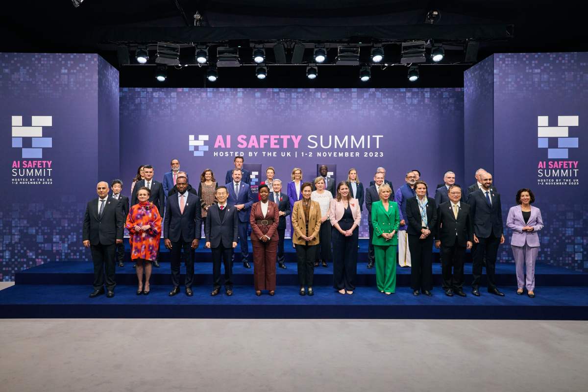 Photographie de certains invités au sommet dédiée à la sécurité dans l'intelligence artificielle.