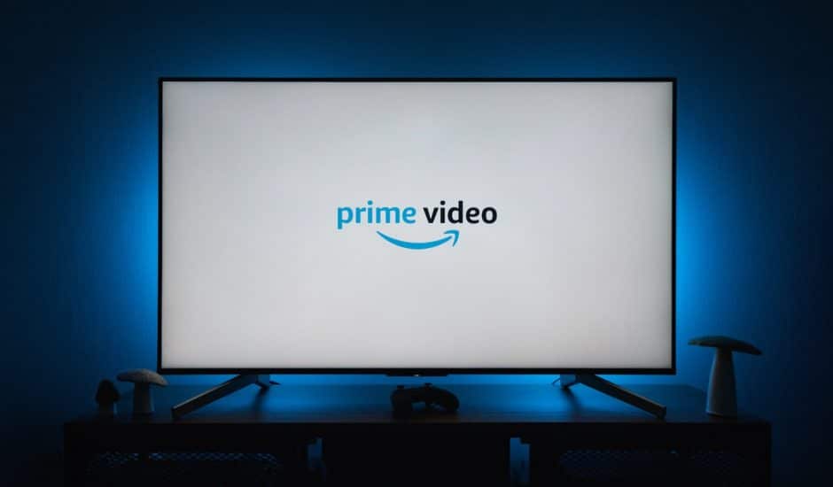 Écran d'un téléviseur affichant le logo d'Amazon Prime Video.