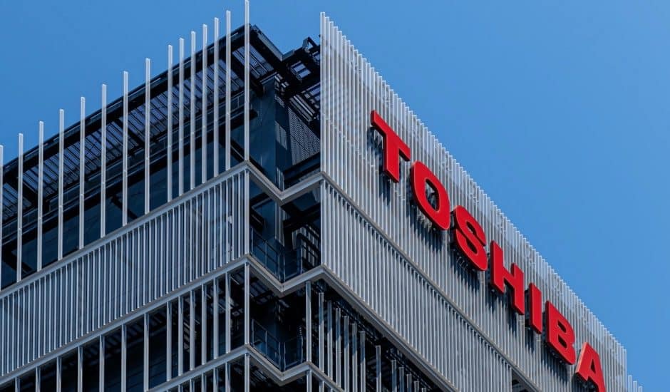 Bâtiment orné du logo de Toshiba.