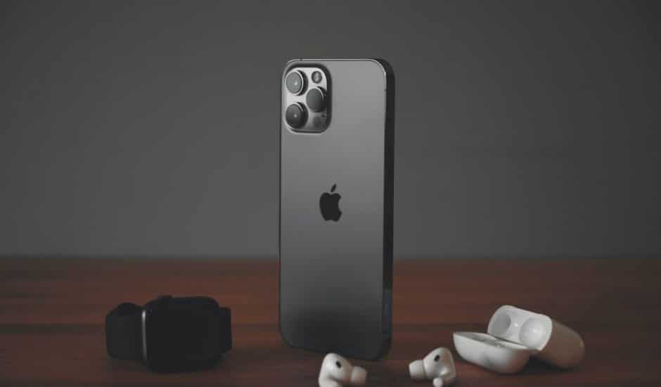 Une Apple Watch, un iPhone et des AirPods.
