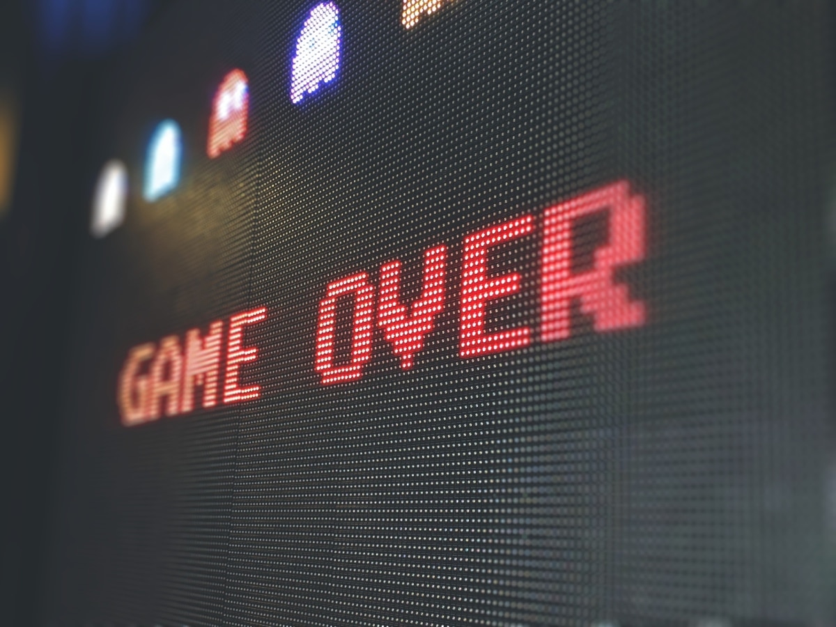 Un écran indique « game over ».