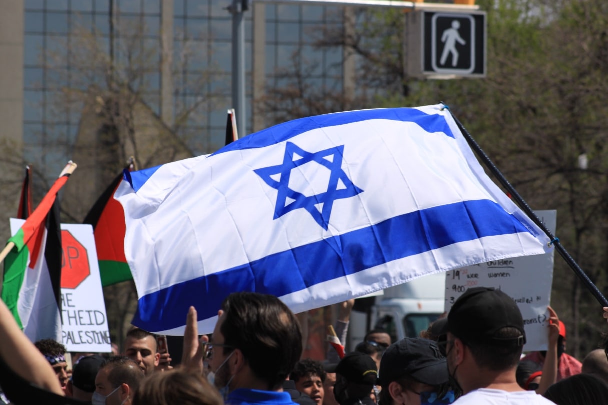 Un drapeau israélien dans une manifestation.