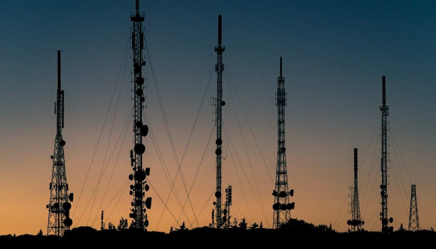 Diverses antennes utilisées dans le secteur des télécommunications.