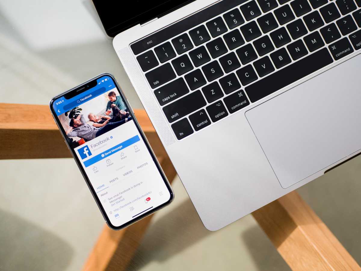 Un ordinateur et un smartphone avec Facebook et ses annonces.